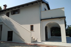 Blick aufs Haus vom Parkplatz aus 
