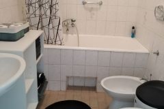 Badezimmer mit Wanne / WC / Waschbecken / Bidet